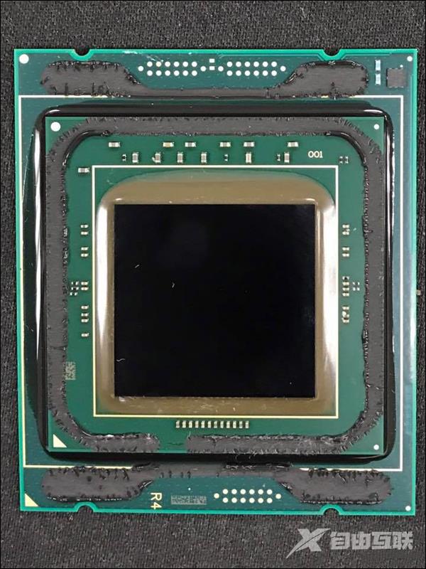 Intel 12核心i9-7920X首次开盖：钎焊梦碎 还是硅脂