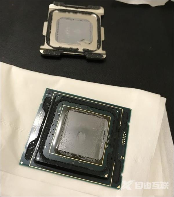 Intel 12核心i9-7920X首次开盖：钎焊梦碎 还是硅脂